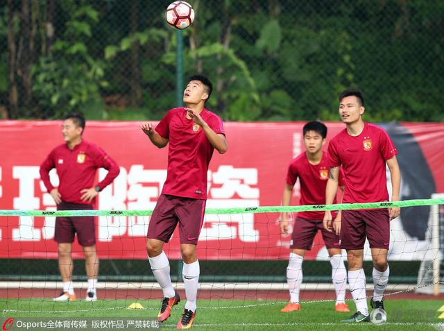 凯文·麦克海尔眼镜可爱 2010-08-30 当地时间2010年8月29日，被称为“电视界奥斯卡”的第62届艾美奖颁奖典礼在美国纽约时代广场诺基亚剧院盛大举行，本届艾美奖入围者实力雄厚竞争激烈，红地毯上也是群星闪耀，星光熠熠。