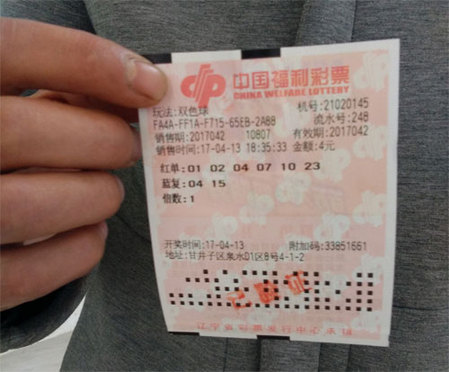 开幕式前夕，驻守在酒店附近的媒体拍到了大魔王和养女伊迪丝同框的温馨画面，已经换上了“战袍”的大魔王和女儿在阳台上聊天，无形中外露的温柔气质，与红毯上气场全开的状态形成强烈反差。