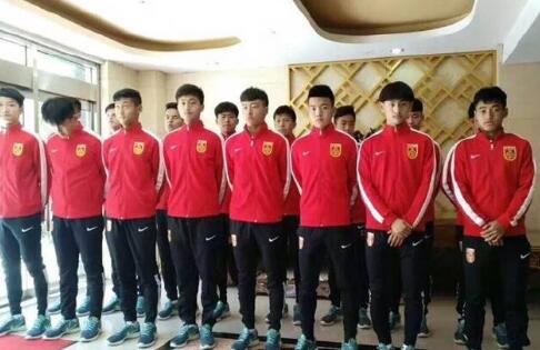 《艾米丽在巴黎》片场事故 助理导演因心脏病去世 2025-08-25 据意大利《共和报》报道，Netflix剧集《艾米丽在巴黎》的一名助理导演Diego Borella近日在拍摄期间突然倒地，因心脏病发作当场死亡，终年47岁。