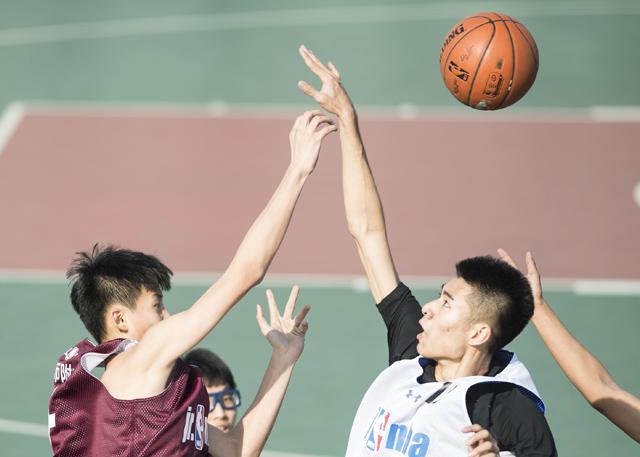 根据官方发布的剧情简介介绍，剧集讲述了马特·默多克（查理·考克斯 饰）是一名能力超群的盲人律师，他通过自己繁忙的律师事务所为正义而战，而前黑帮老大威尔逊·菲斯克（文森特·多诺弗里奥 饰）则在纽约追求自己的政治事业。