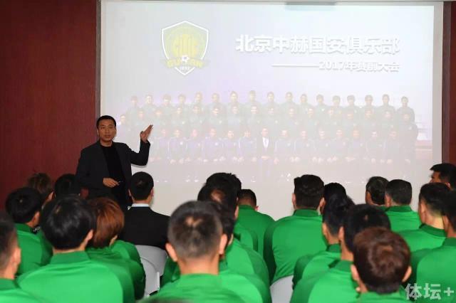 照片中，张天爱身着黑色宽松外衣，内搭红色格衬衫，下身浅色牛仔裤搭配黑色高跟鞋，帅气十足，大长腿格外吸睛。