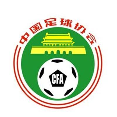 导演李安则身穿休闲西装，神采奕奕。