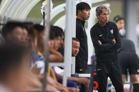 现场来自全球范围内的顶尖设计师、时尚圈宠儿 范冰冰和男粉丝亲密拥抱 景甜深V薄纱性感现身 2013-09-05 9月4日，某选拔赛全国总决赛，范冰冰、景甜、吴莫愁等明星纷纷亮相。