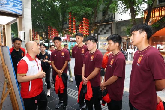 “美国队长”的替身演员穿战袍、背盾牌、骑摩托车出现在片场。