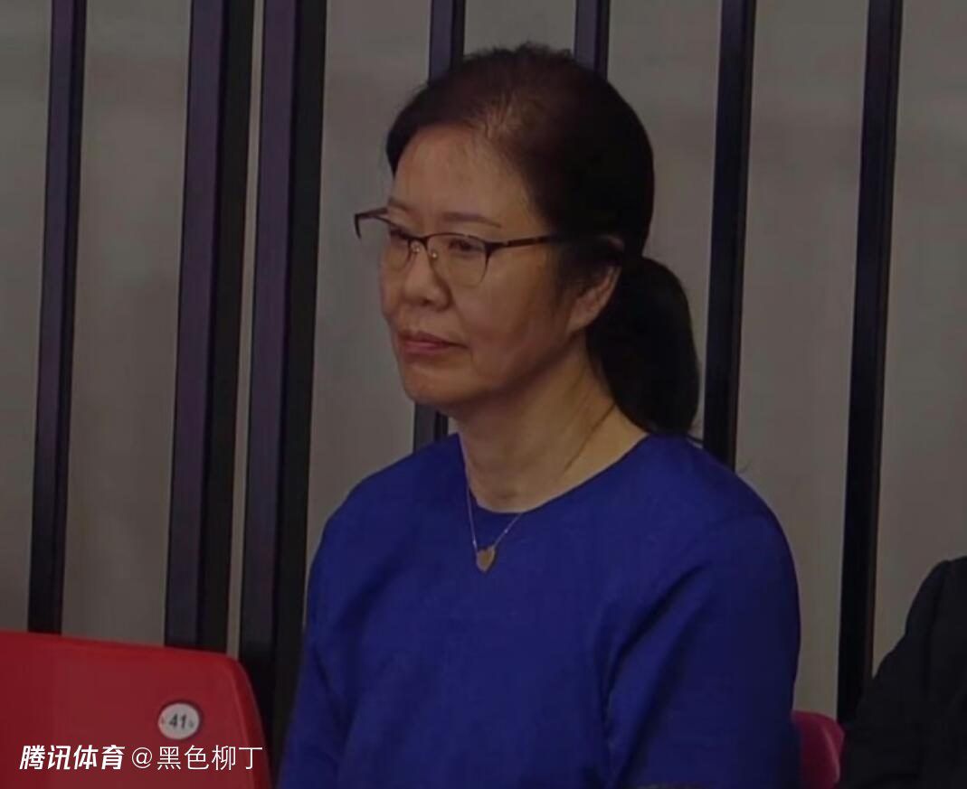 当天，裘德·洛身穿白色长外套搭白色围脖，头戴灰色帽子，手持咖啡，十分绅士儒雅。