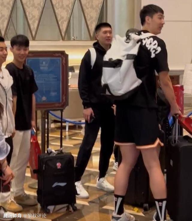 《美丽人生》最动人之处，是父亲圭多用生命掩盖了黑暗，把最温暖的光亮留给了孩子。