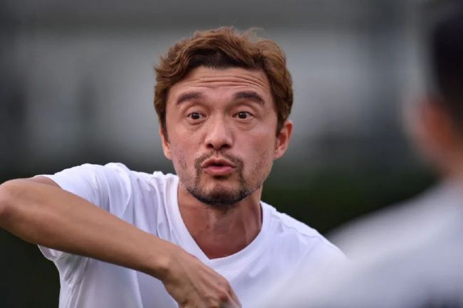 《潜伏者》由高寒执导，黄晓明、蒋欣、吴晓亮领衔主演 《虎爸潜伏记》开机 父亲节爆笑“凶猛”上线 2015-06-03 国艺影视系列之《虎爸潜伏记》已于近日在西樵山国艺影视城正式开机。