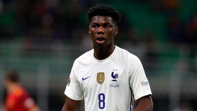 照片中，李若彤在异国街头，各种角度的自拍少女感十足。