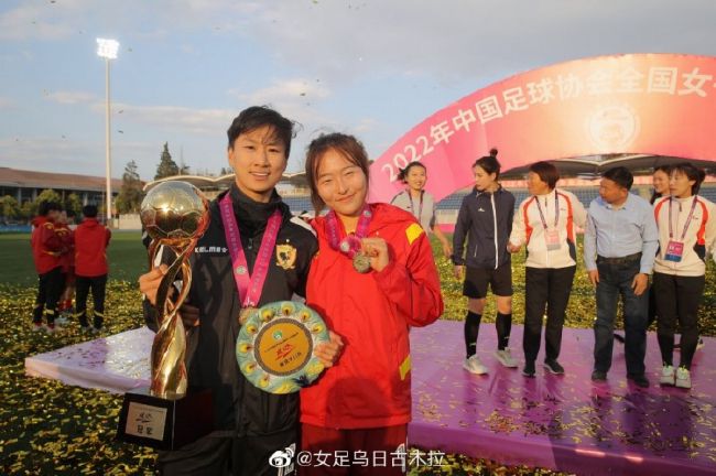 当天，李庚希身穿银色亮片吊带礼裙，搭配银色耳环和系带凉鞋，简约而不失优雅。