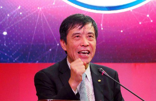 《金钱怪兽》发布会 克鲁尼与罗伯茨亲密无间 2016-05-13 当地时间2016年5月12日，第69届戛纳电影节：非竞赛展映单元《金钱怪兽》举行发布会，该影片由朱迪·福斯特执导，乔治·克鲁尼、朱莉娅·罗伯茨、凯特瑞娜·巴尔夫、杰克·奥康奈尔等主演亮相。