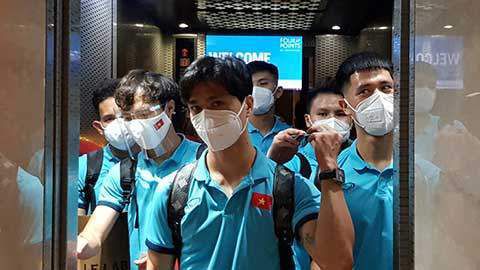 《异人之下》聚焦当代都市，隐藏在普通人中的异人们操着来自东方的神秘之术，为了各自的目的掀起一场波澜壮阔的异能狂欢 《异人之下》曝特辑 打破次元壁呈现国风异能世界 2024-07-02 近日，由《封神三部曲》导演乌尔善执导、改编自“巅峰国漫”《一人之下》的奇幻动作巨制《异人之下》发布“破次元的挑战”美术造型特辑和“炁场全开”版海报，揭秘异人世界中的角色和场景如何跨越“次元壁”、跃然 《异人之下》携手电影频道 开启异人之夏联欢会 2024-07-19 电影《异人之下》将携手电影频道开启“异人之夏联欢会”，届时，电影频道将全程直播。