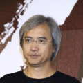 导演保罗·范霍文（Paul Verhoeven）现身 好莱坞新片曝剧照 《劳动日》、《她》精彩纷呈 2013-11-04 临近年末，各个即将上映的新片都加大了宣传火力。