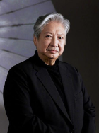 李敏镐获保镖护驾拍派头足 戴黑超挥手示意粉丝 2014-02-19 近日在上海，全民皆知的韩星李敏镐抵达上海浦东机场。