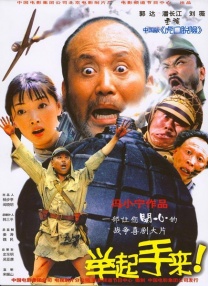 泰勒·斯威夫特身穿金色抹胸亮片裙亮相展美腿，媚眼电力十足。
