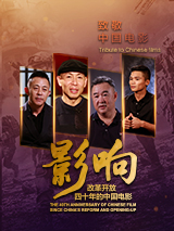 怀有身孕的孙俪自己打着伞，在湿淋淋的人行道上缓慢走着，助理发现有记者偷拍告诉孙俪，她侧头扫了一眼后继续走自己的路毫不在意。