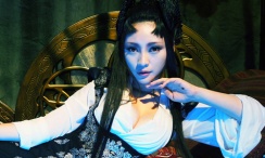 今天是美好的一天，一路天空蔚蓝、阳光照耀。