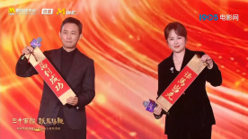 结语从汤姆·克鲁斯搏命云端时缺氧的喘息，到成龙轻抚徒弟肩头的温暖手掌；