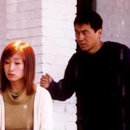 从他们的肢体语言来看，他们似乎是遭遇到了什么难过的坎。